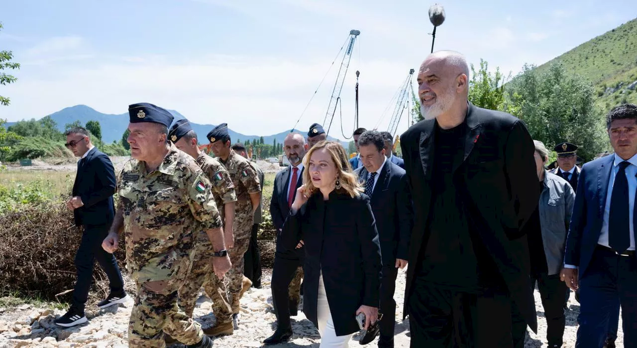 Meloni in Albania: sui migranti modello per la Ue. In visita con Rama all'hotspot, scontro con il Pd per i fon