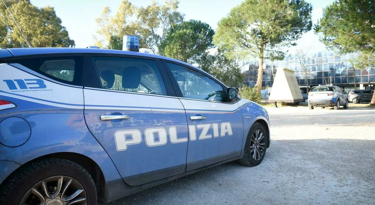 Padre lancia dal balcone il fratello che dorme accanto alla figlia 16enne, fermato 40enne