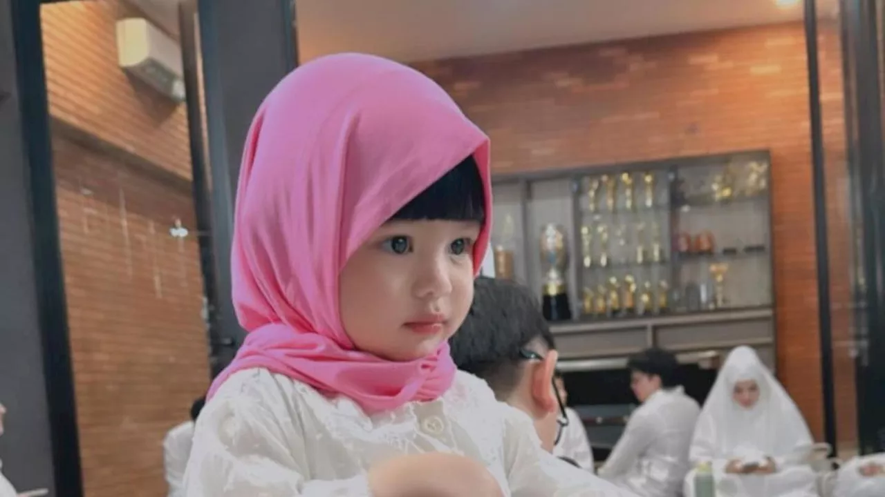 Potret Imut Ameena Anak Atta Halilintar dan Aurelie Hermansyah Pakai Hijab Pink dan Berponi, Lucu Bak Boneka Hidup