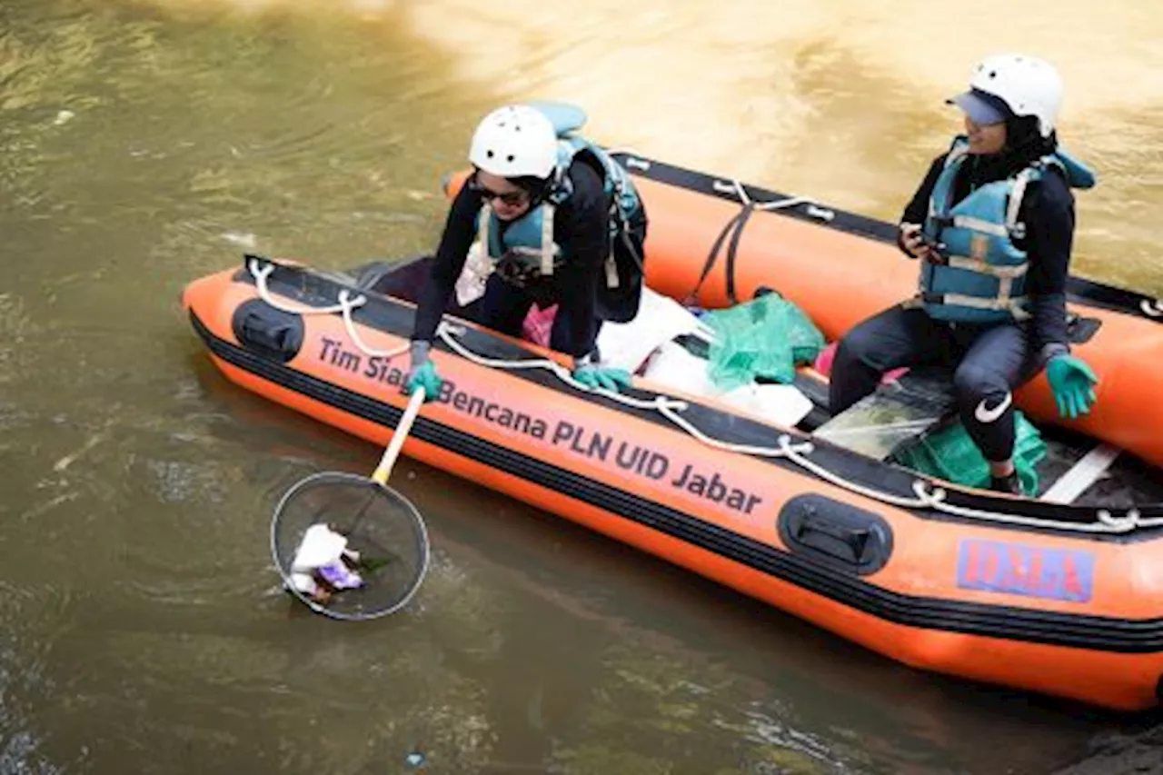 Hari Lingkungan Hidup, PLN Jawa Barat dan Masyarakat Bebersih Sungai Cikapundung