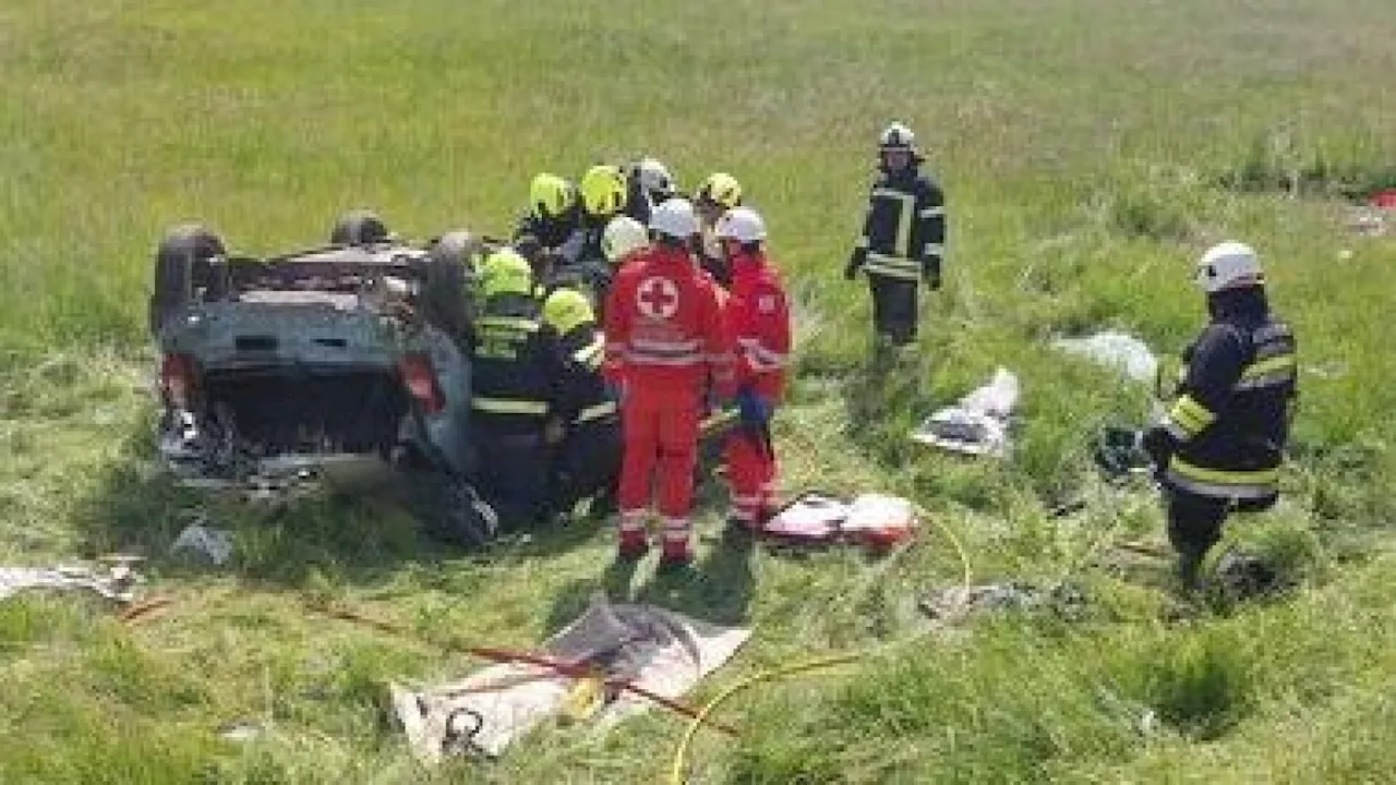 Schwer Verletzter nach Pkw-Überschlag: Hubschrauber auf der B41