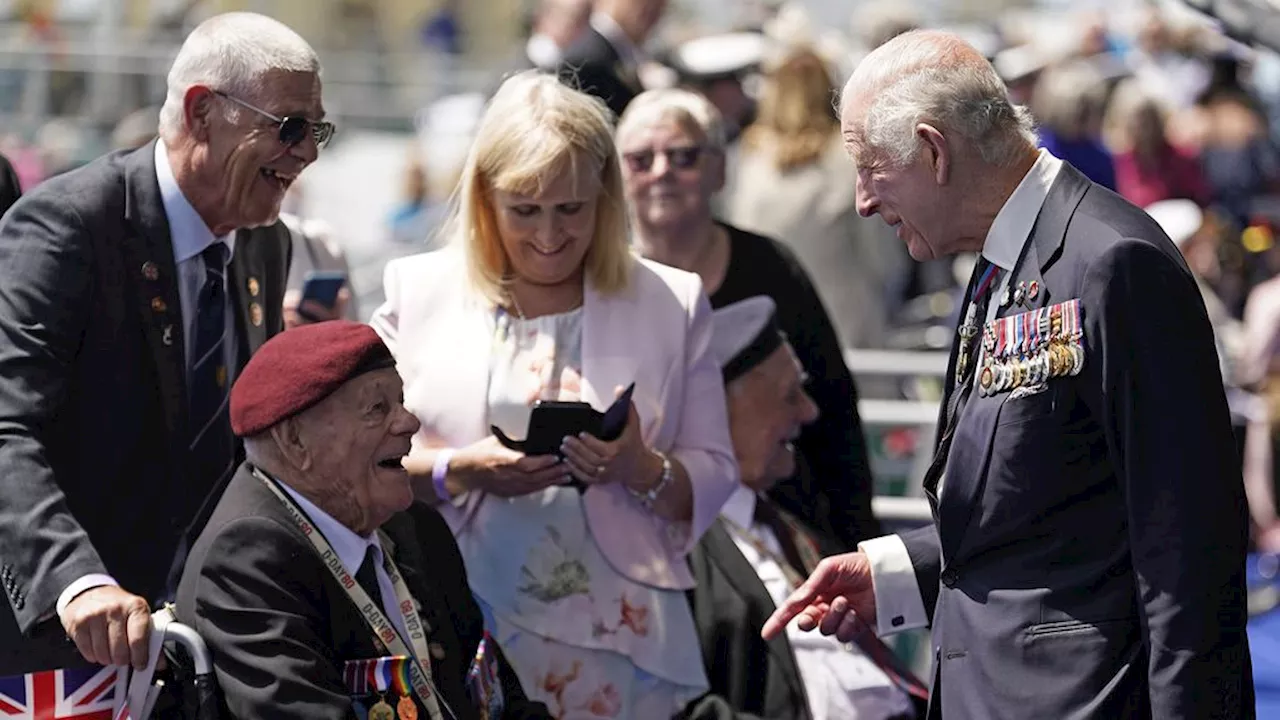 Eerste D-Day-herdenkingen in VK en Frankrijk, tranen bij Britse koningin Camilla