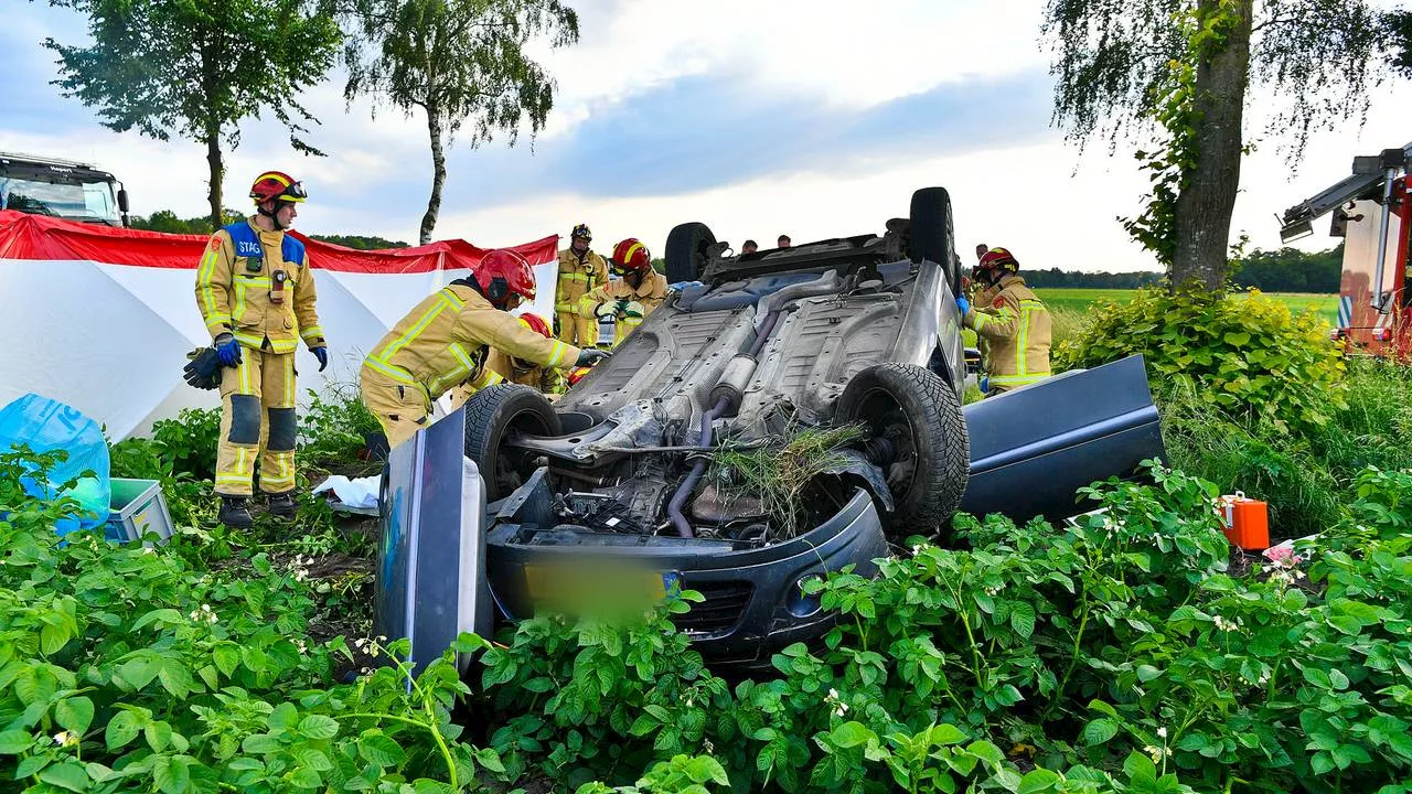 112-nieuws: auto op de kop in aardappelveld • scooter en bakwagen botsen