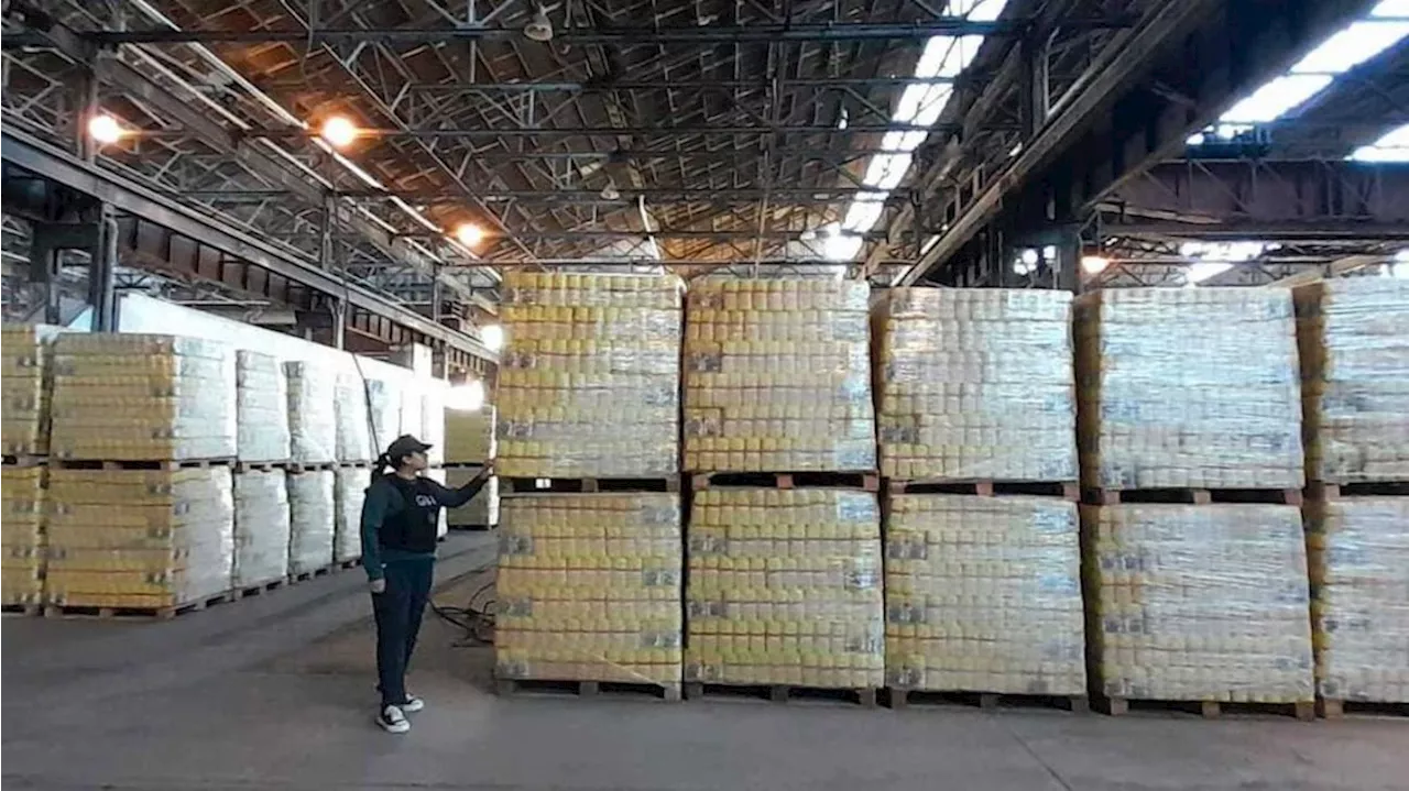 Una directora de CONIN explica cómo distribuirán los alimentos que guardaba el Gobierno