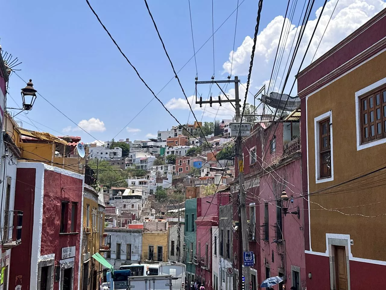 Cables enrollados y en mal estado, la maldición que invade Guanajuato capital