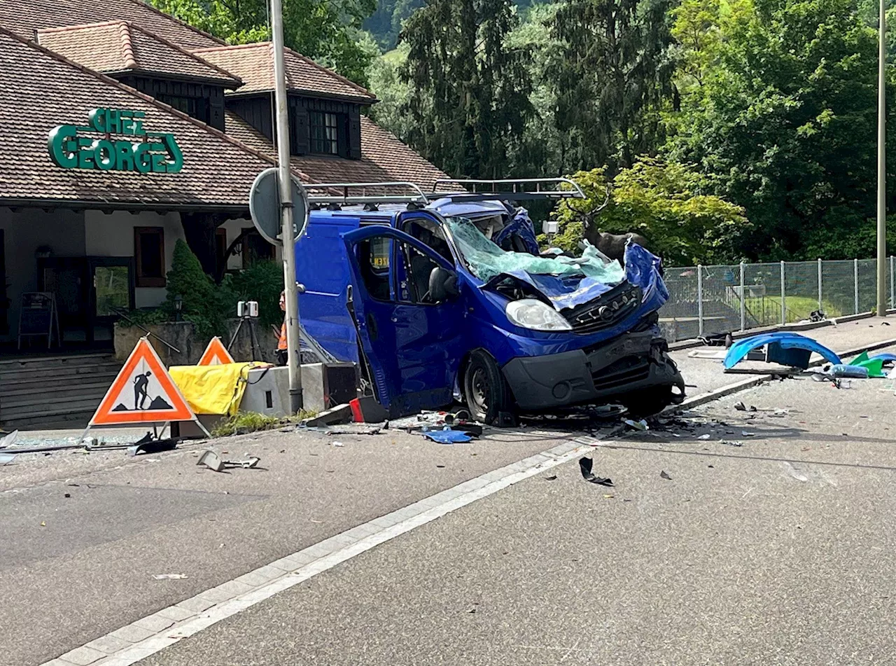 Unfall in Grellingen BL: Lieferwagenfahrerin (†45) stirbt bei Frontalkollision