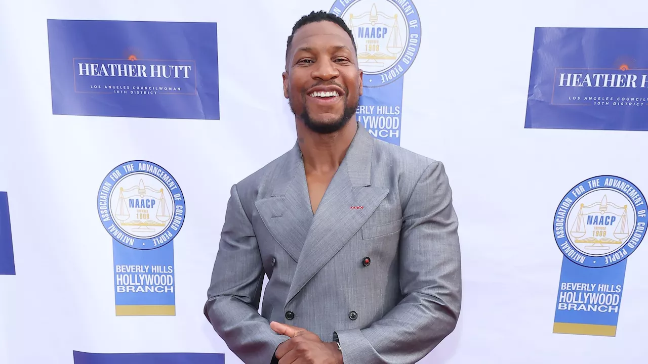 Breites Grinsen: Jonathan Majors strahlt nach Schuldspruch