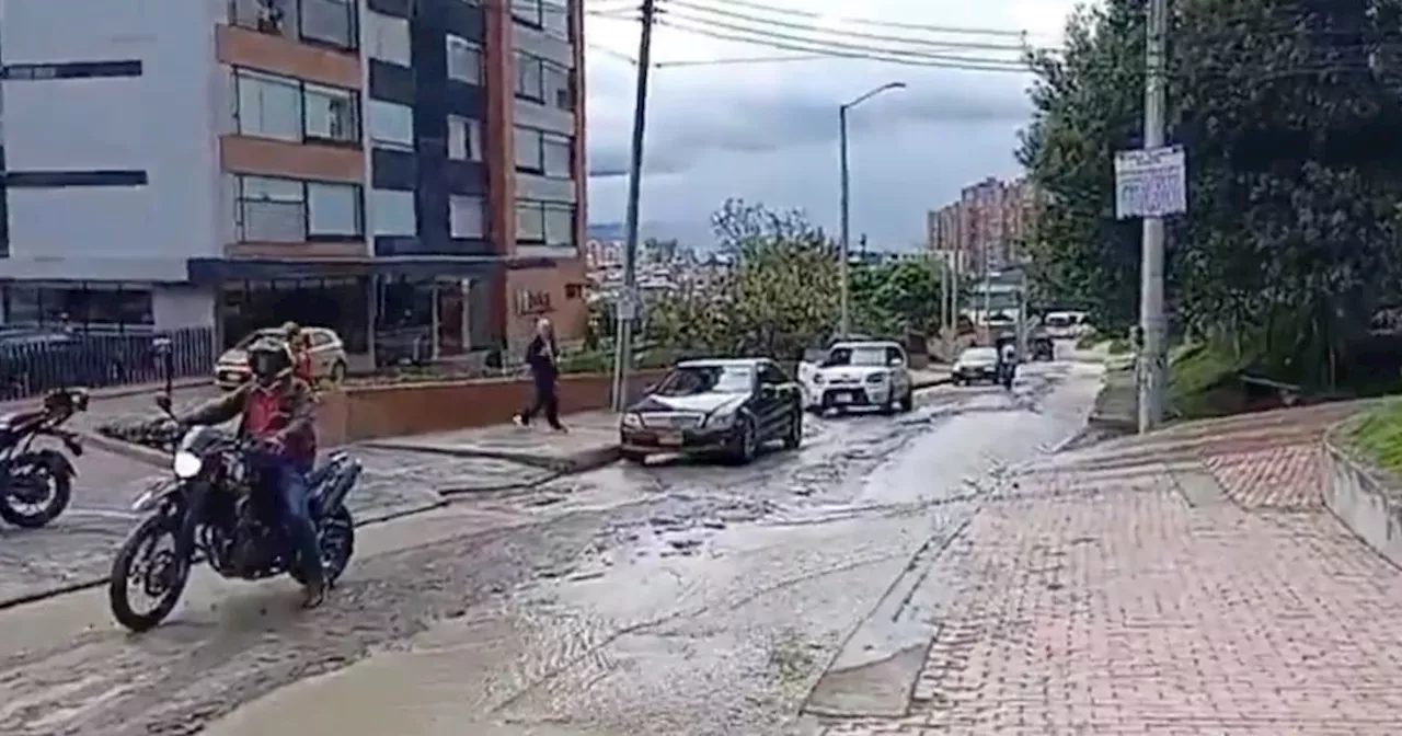 Emergencia por tubo de agua roto al norte de Bogotá: Bomberos atienden la emergencia