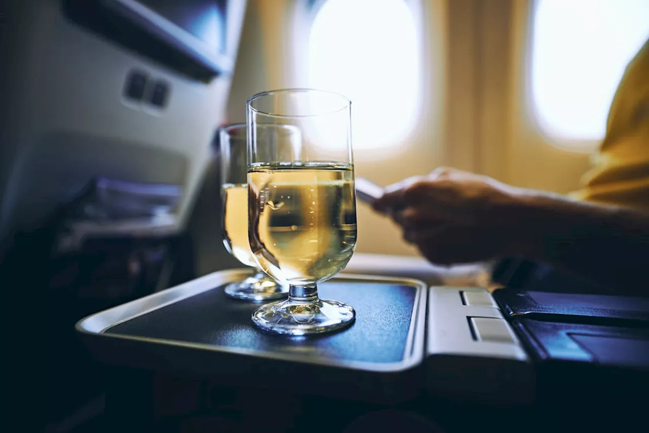 Voici ce qui se passe dans votre corps quand vous buvez de l'alcool en avion