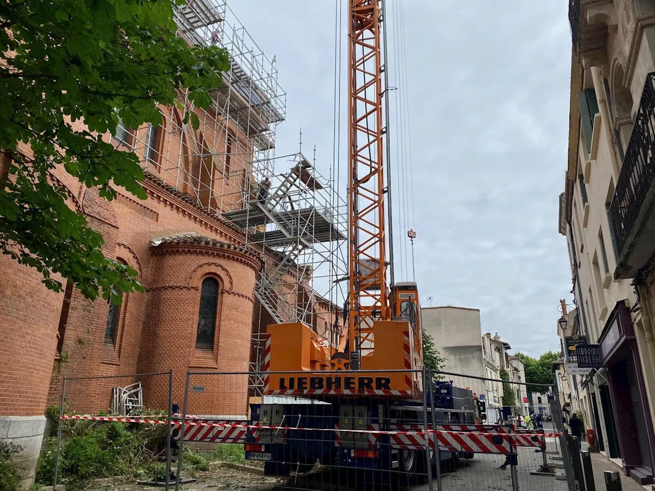 Travaux à Villeneuve-sur-Lot : le chantier de l’église Sainte-Catherine interrompu, la grue de 60 mètres est en panne