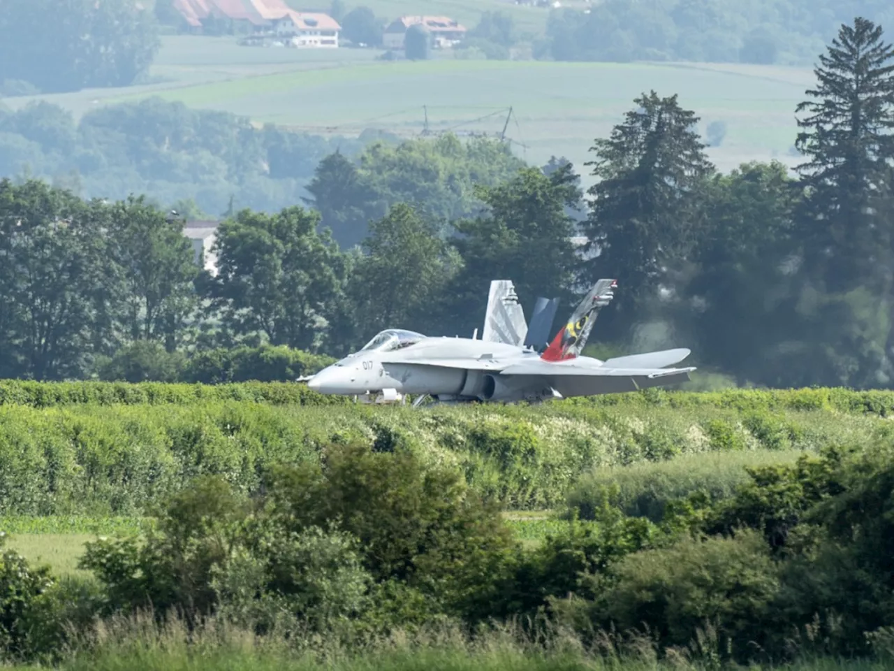 Erster F/A-18-Kampfjet bei Militärübung auf Autobahn gelandet