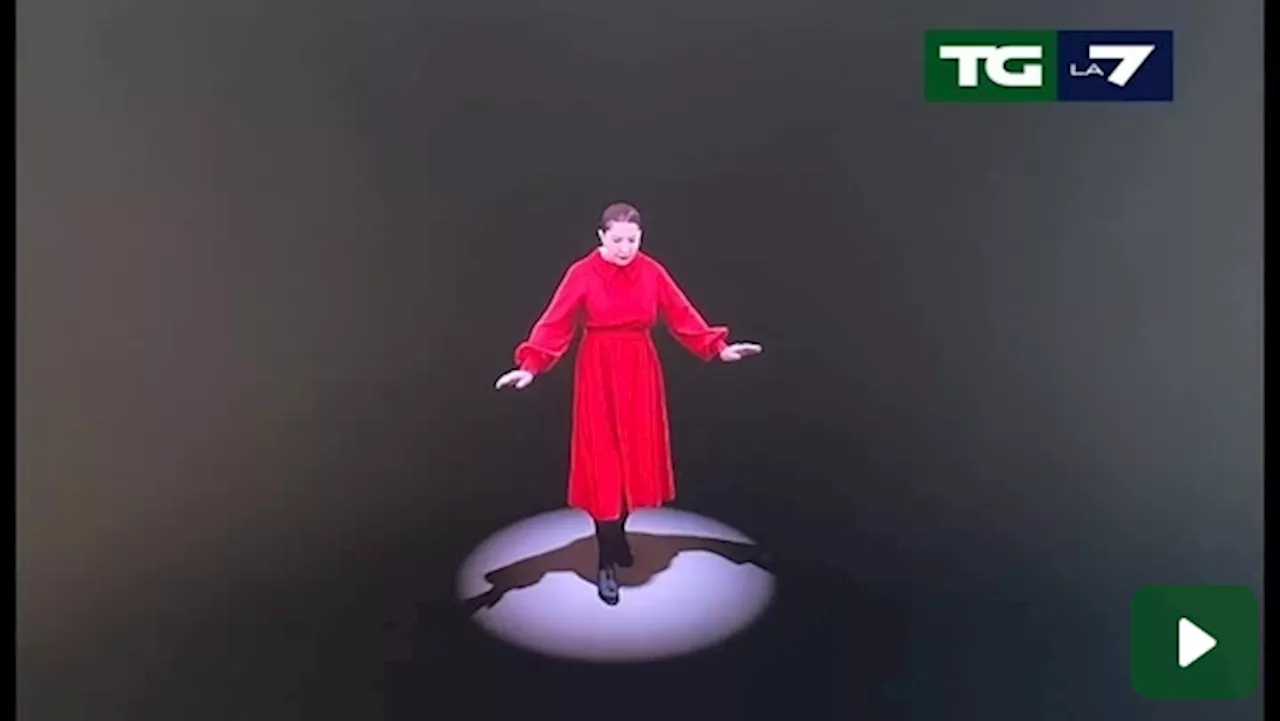 L'ologramma di Marina Abramovich in mostra a Pesaro (il video)