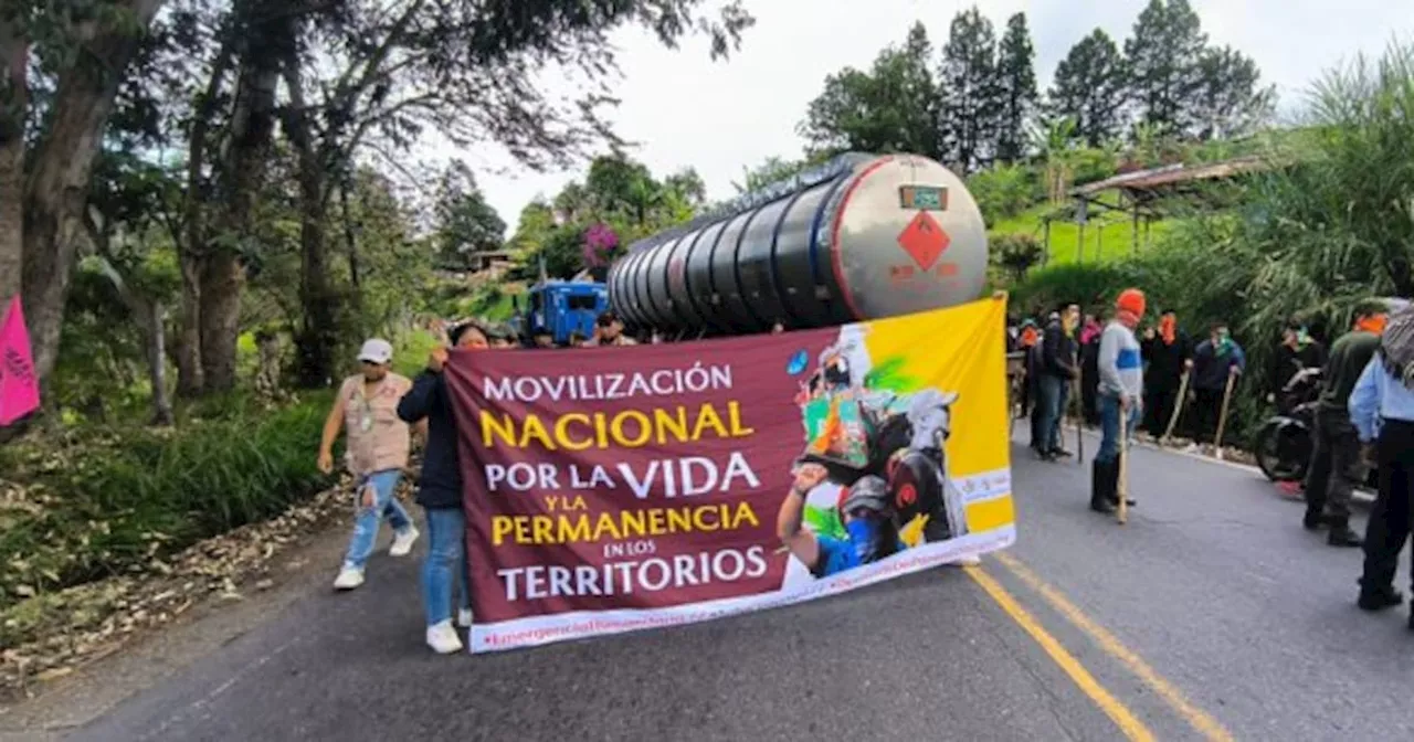 Campesinos bloquean la vía Panamericana en Cauca ante “emergencia humanitaria”