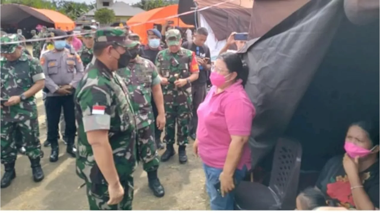 Turun Gunung, Pangdam Pattimura Blesukan ke Tenda Pengungsian Temui Korban Erupsi Gunung Ibu