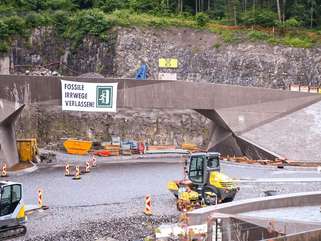 Extinction Rebellion: Nächtliche Protestaktion gegen die Tunnelspinne