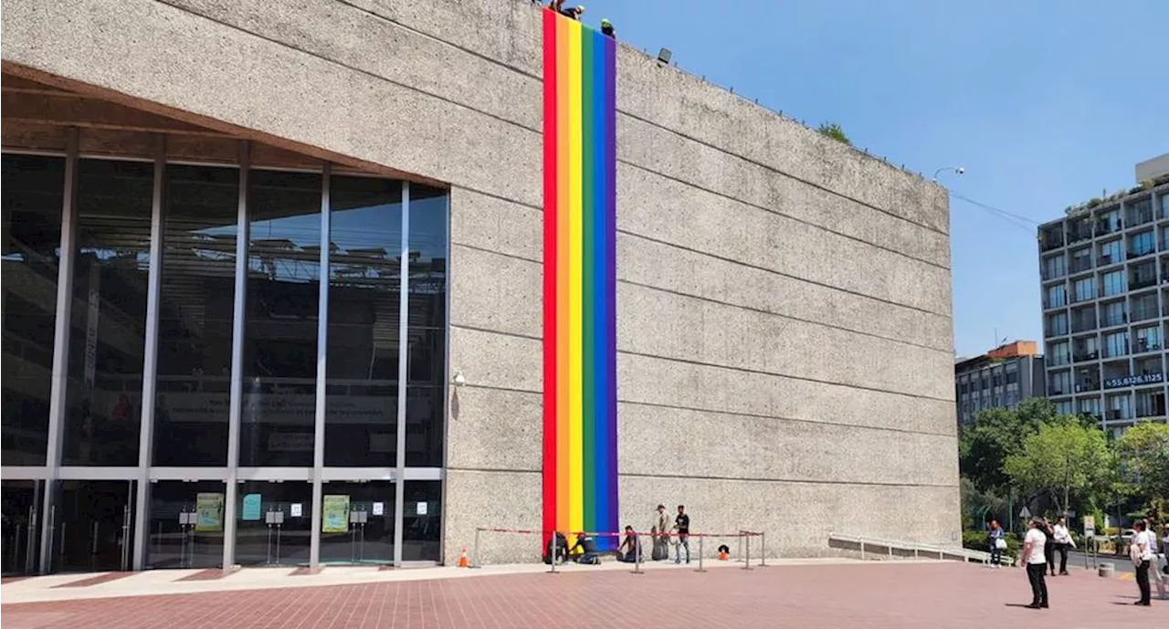 Tras protestas reinstalan bandera LGBTTTIQ+ en las oficinas centrales del Infonavit