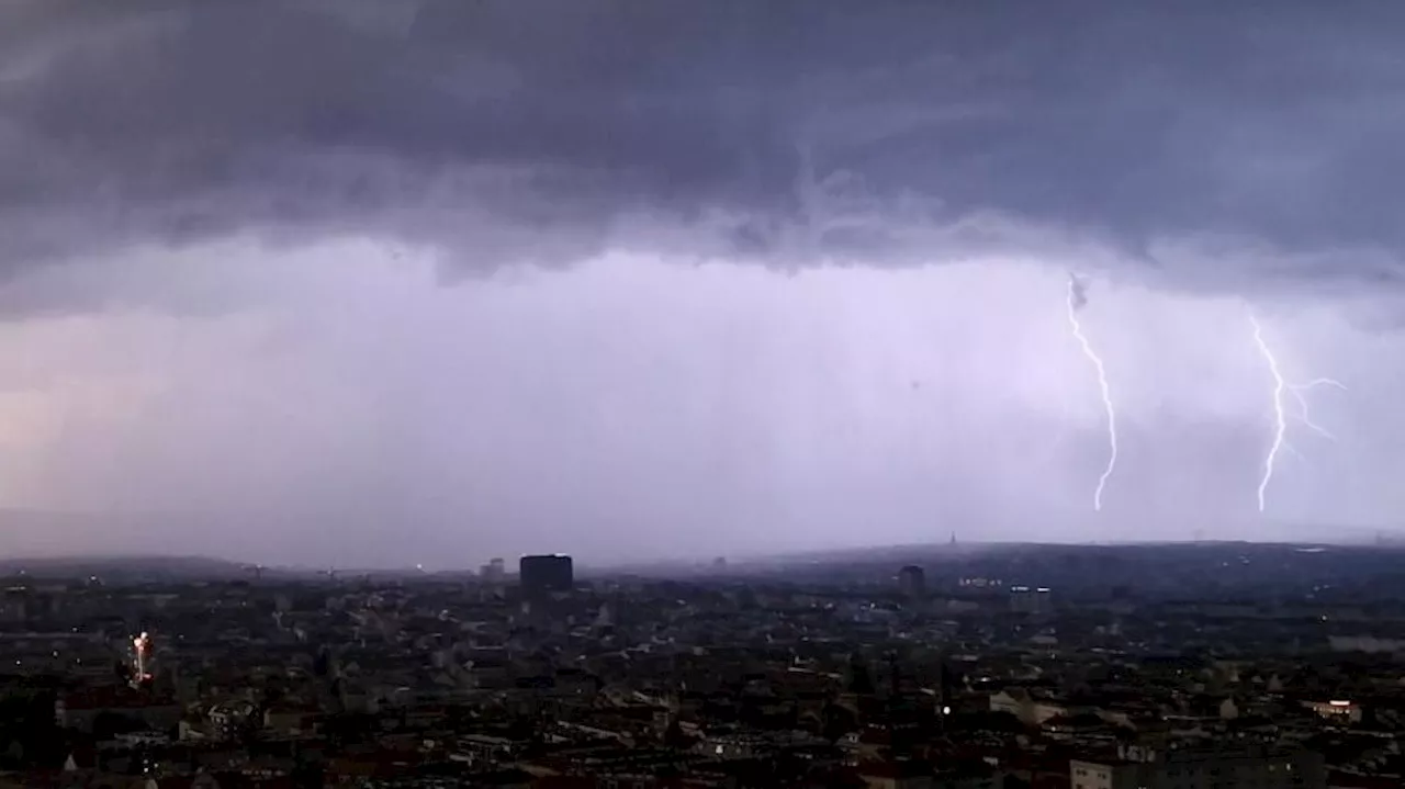 Sintflut-Gewitter über Wien zwingt Sobotka zur Flucht