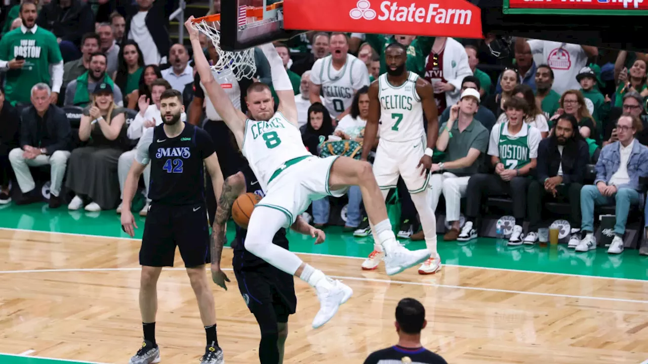 Los Boston Celtics arrasan a los Dallas Mavericks con un Porzingis que regresa eclipsando a Luka Doncic