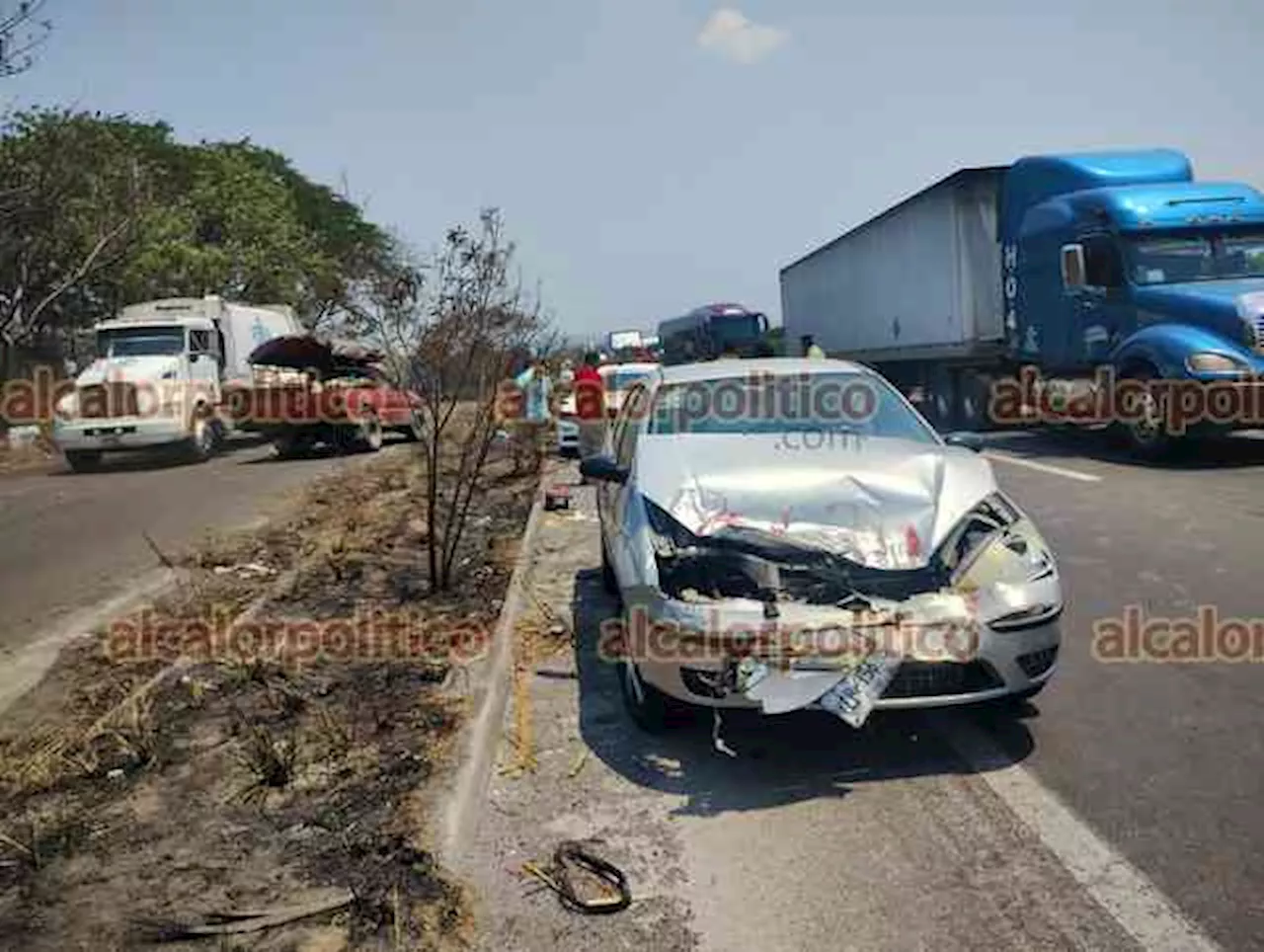 Seis lesionados deja choque por alcance entre auto y camioneta, en Veracruz