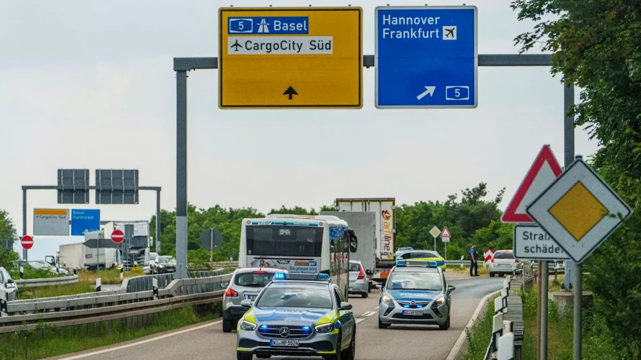 Flugverkehr eingeschränkt und Autobahn gesperrt