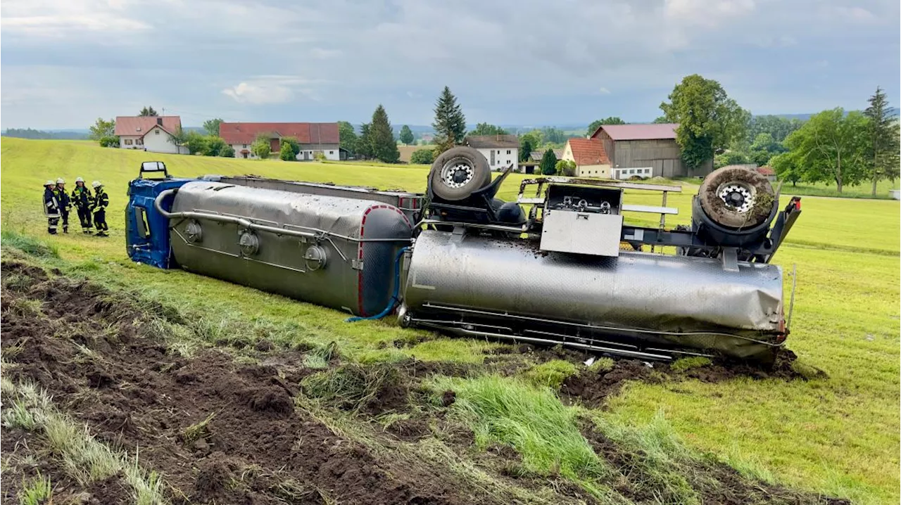 Milchlaster kippt bei Unfall auf B16 um: 10.000 Liter Milch laufen aus