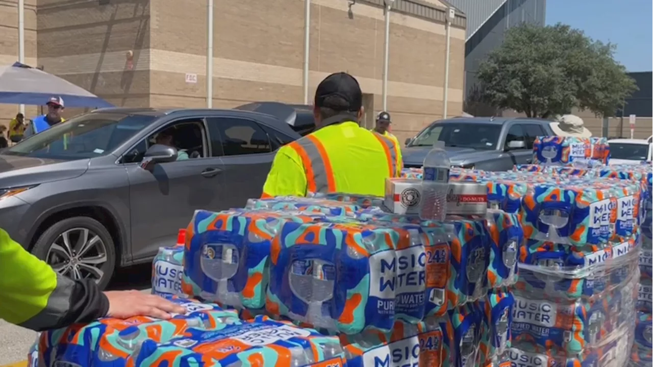 Austin Water volunteers distribute water as crews work to repair water line in SW Austin