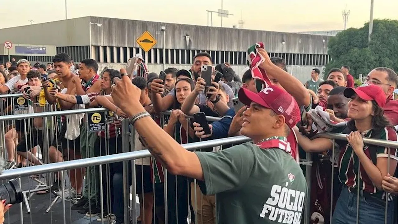 Thiago Silva é recebido no Rio com festa da torcida do Fluminense