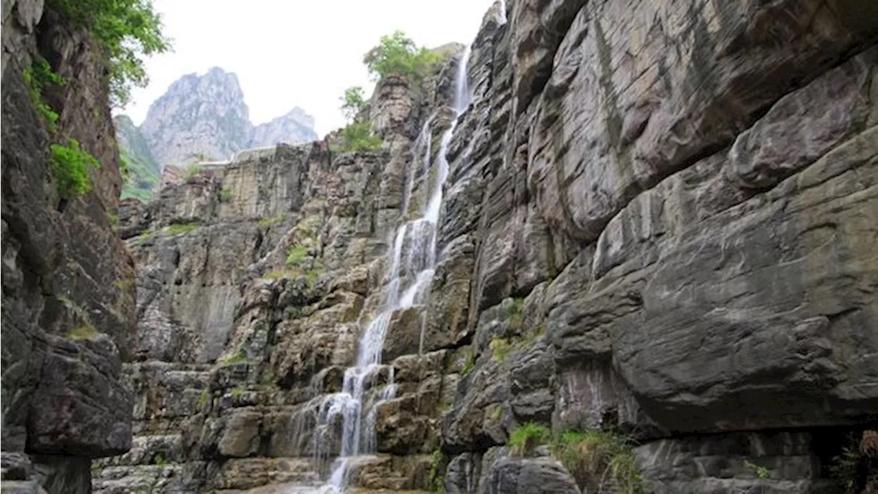 Air Terjun Tertinggi di China Ternyata Palsu, Alirannya Dipasangi Pipa