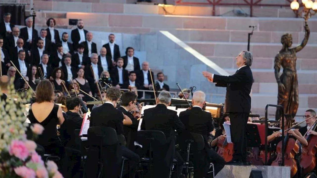 Festa dell'Opera, il presidente Mattarella accolto da grandi applausi. Muti: «L’orchestra sinonimo di armonia fra tutti»