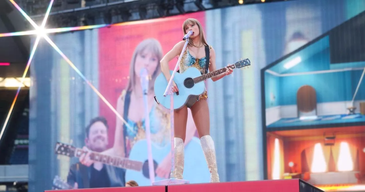 Taylor Swift's hand 'freezes' at Murrayfield as she halts show