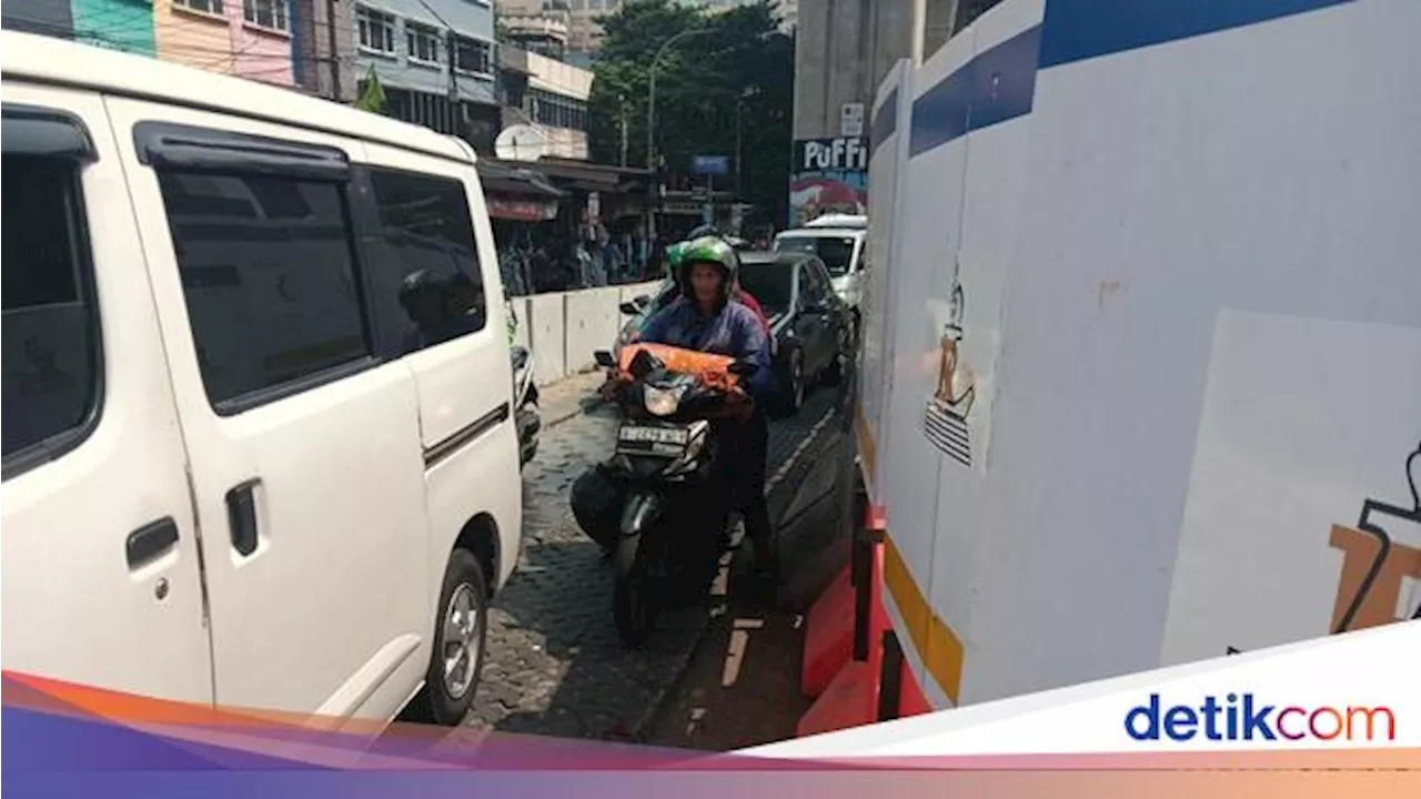 Ada Galian Proyek, Jalan Raya Ciledug Macet Seharian!