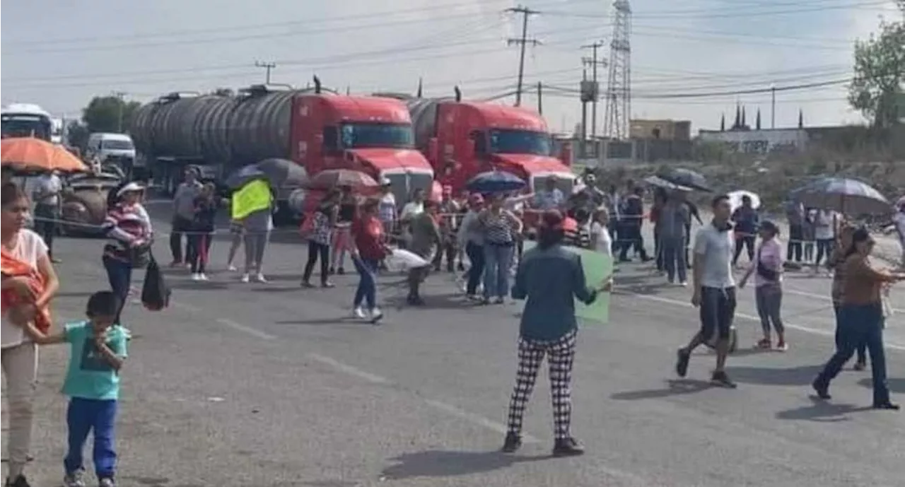 Bloquean carretera Lloronas Tula en Huehuetoca; denuncian desabasto de agua