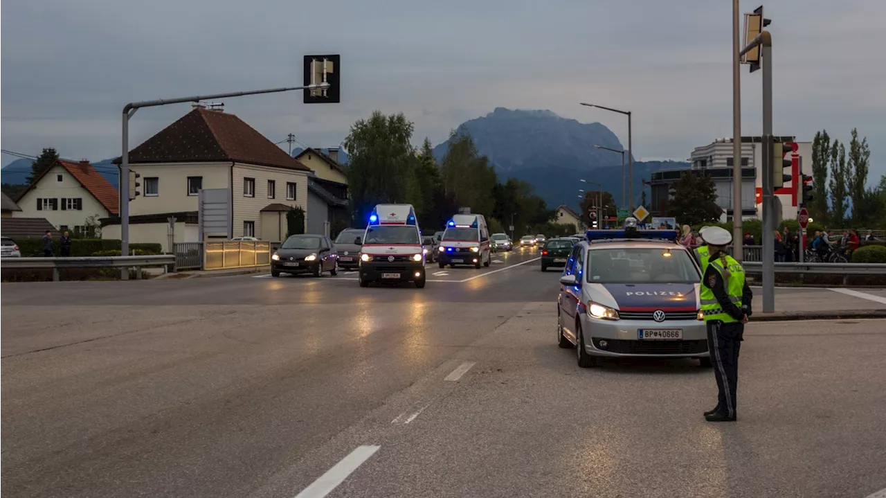 Autofahrerin (39) kracht in Ampel und überschlägt sich