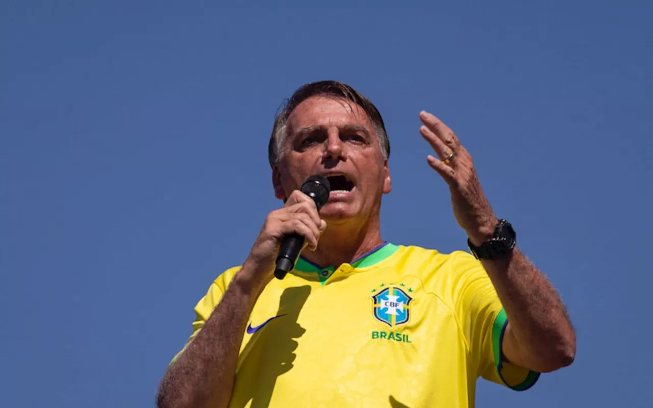 Jair Bolsonaro é recebido em Palmas por apoiadores e aliados com carreata