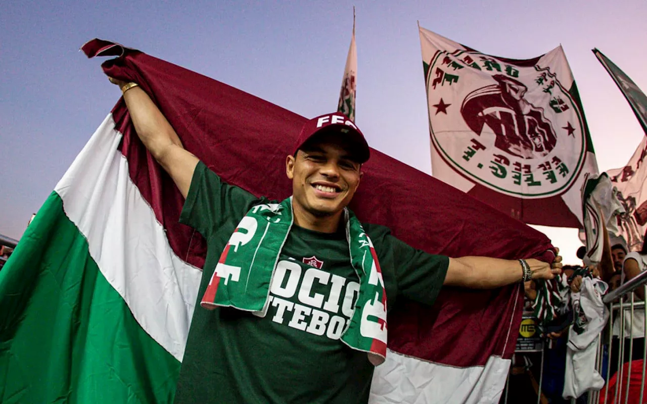 Thiago Silva chega ao Rio e é recebido com festa por torcedores do Fluminense