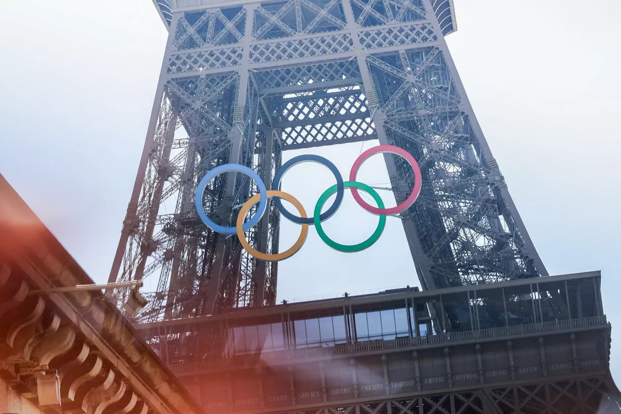 Paris 2024 : que symbolisent les cinq anneaux olympiques, accrochés à la tour Eiffel ?