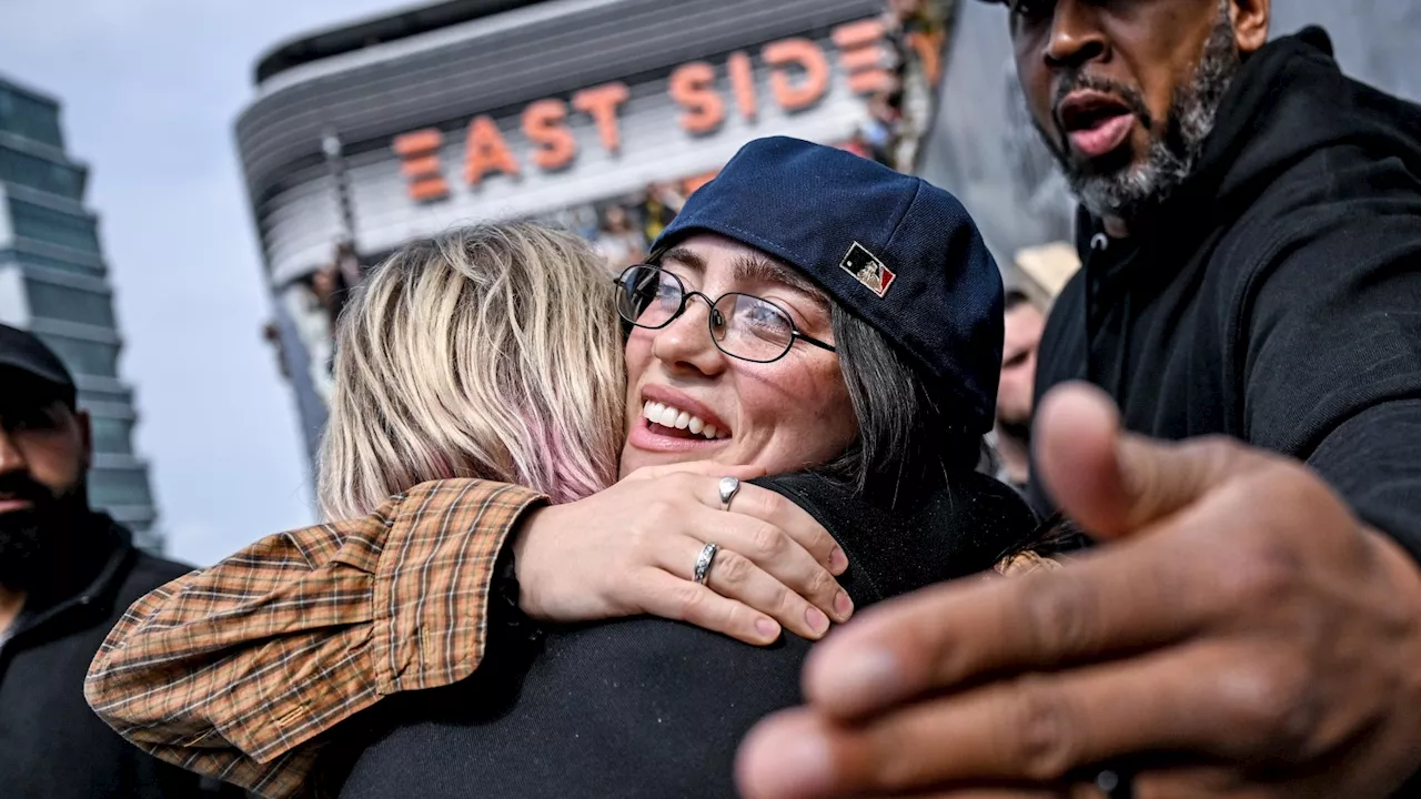 Billie Eilish herzt ihre Fans – und sagt, was sie an Berlin liebt