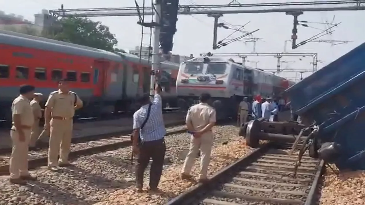 Train Derailed: फरीदाबाद में पटरी से उतरे ट्रेन के दो डिब्बे, रेस्क्यू ऑपरेशन जारी