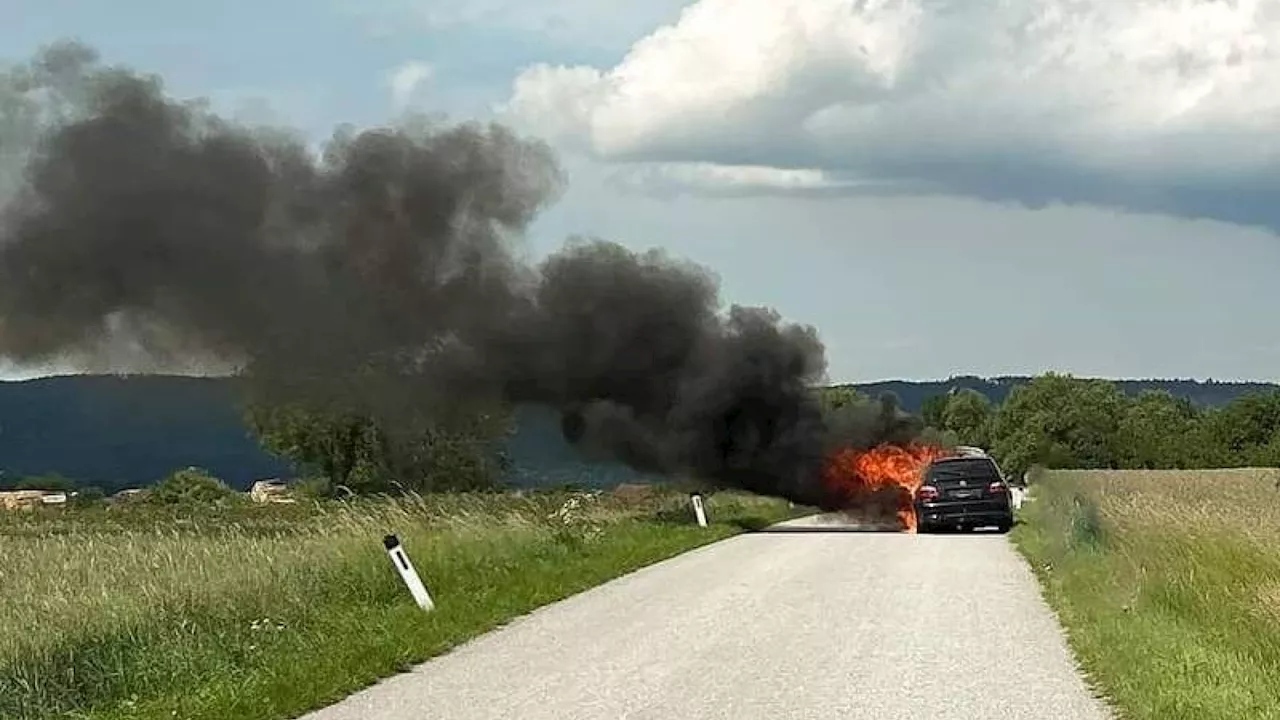 Fuglau: Brennendes Auto auf Straße nach Mahrersdorf