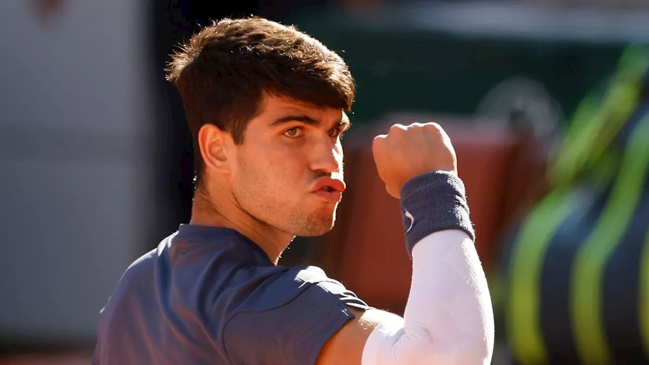 French Open: Carlos Alcaraz ringt von Krämpfen geplagten Jannik Sinner nieder