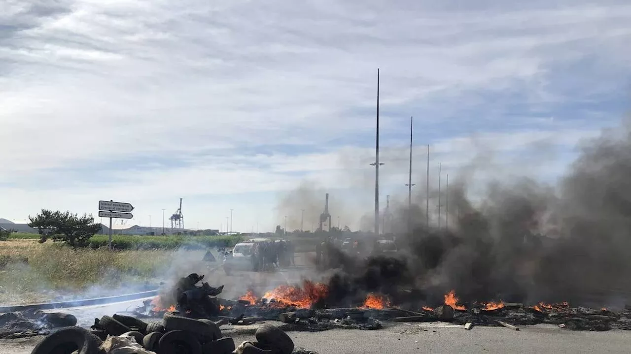 Opération « port mort » près de Saint-Nazaire, les dockers en grève font entendre leur colère