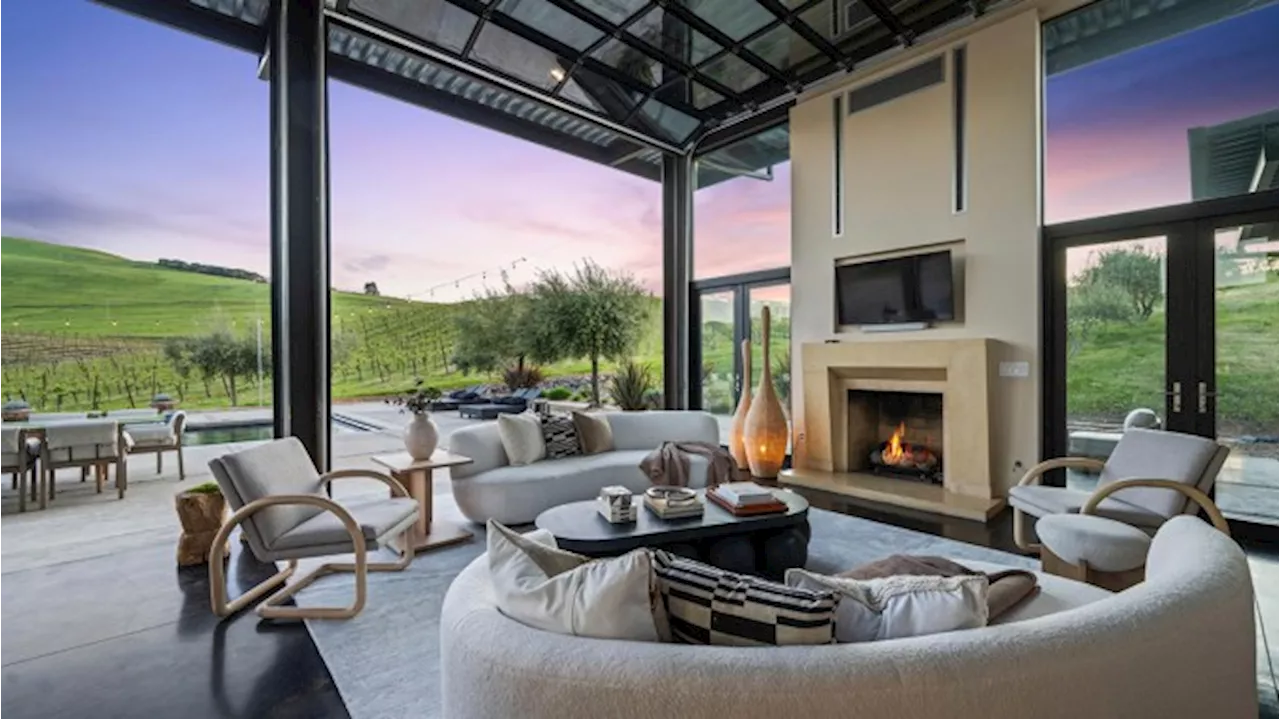 This $6.5 Million Glass House in Sonoma Is Surrounded by an Olive Grove and Pinot Vines