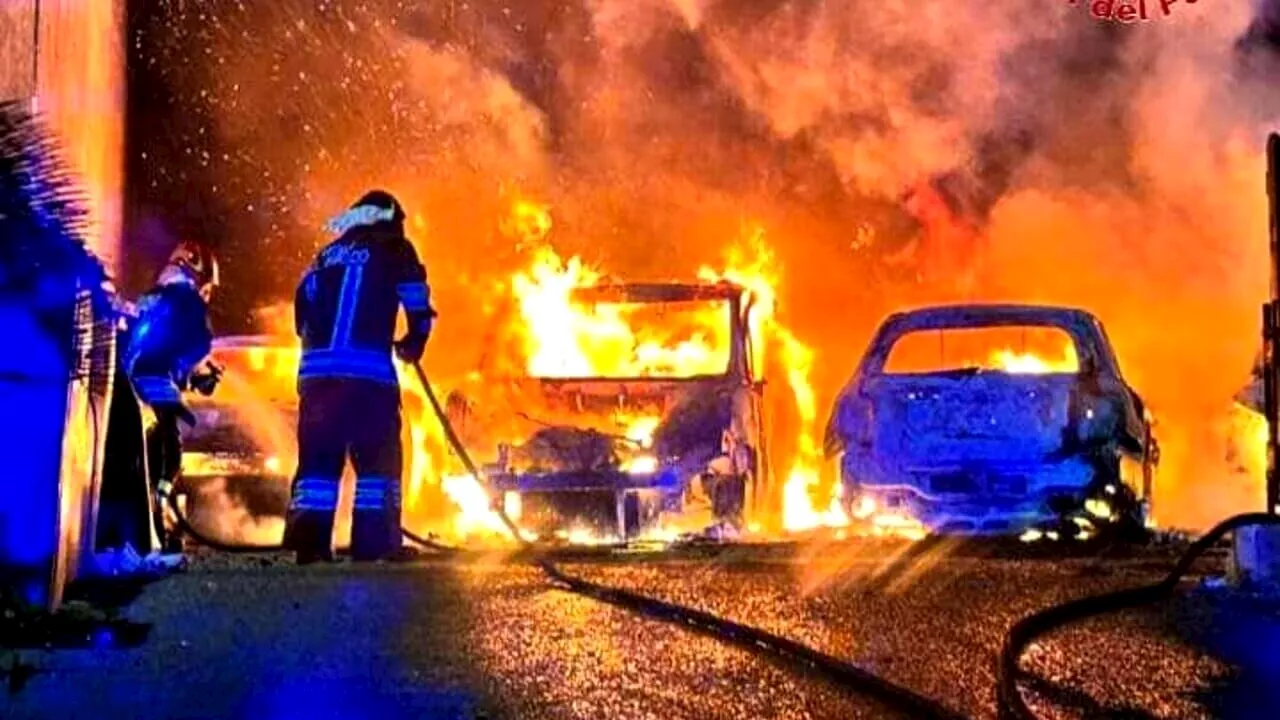 Notte di fuoco a Tor Bella Monaca: 14 auto in fiamme. L'ombra del piromane