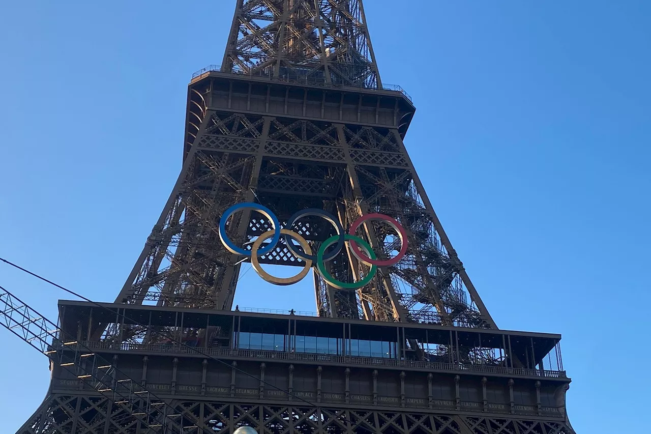 JO Paris 2024 : les anneaux olympiques géants ont été installés sur la Tour Eiffel