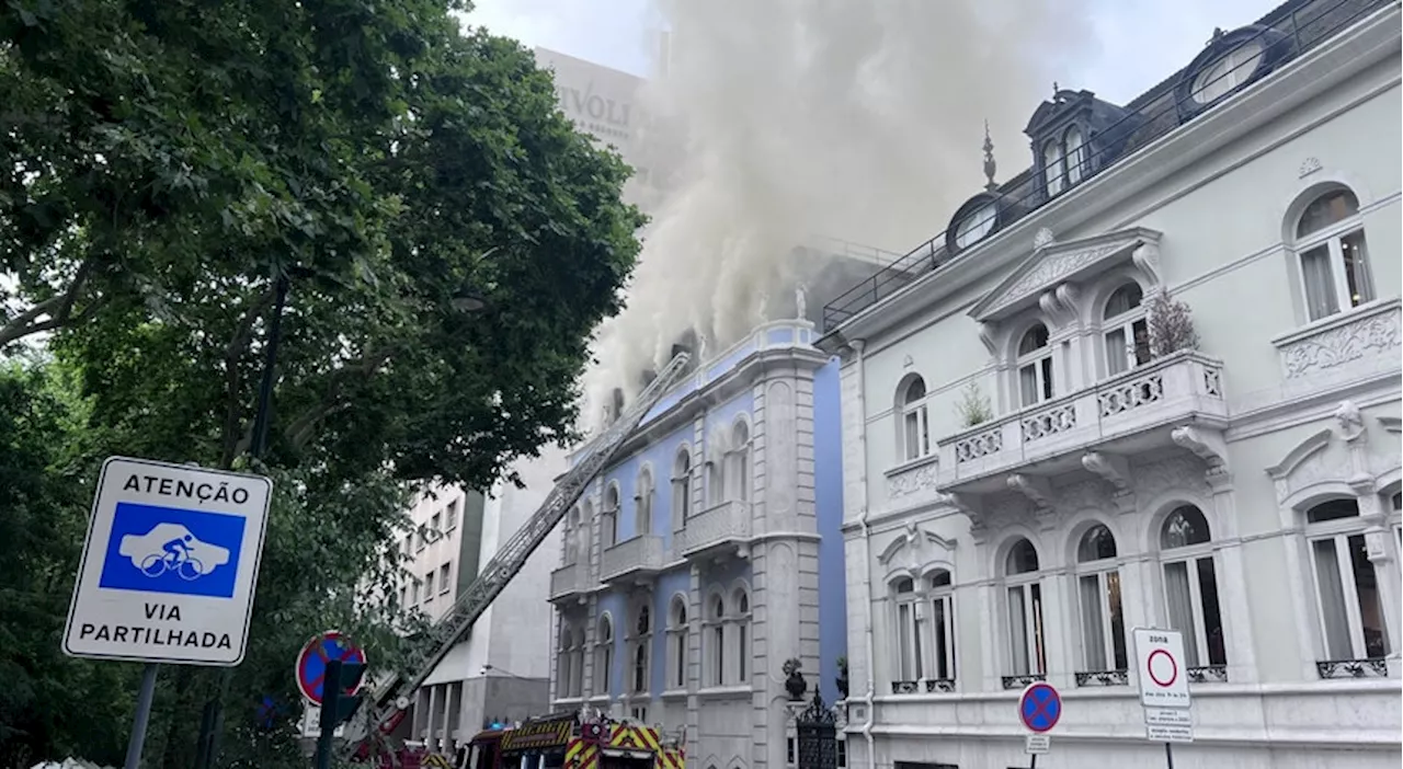 Incêndio em hotel em construção em Lisboa propaga-se e obriga a mais meios