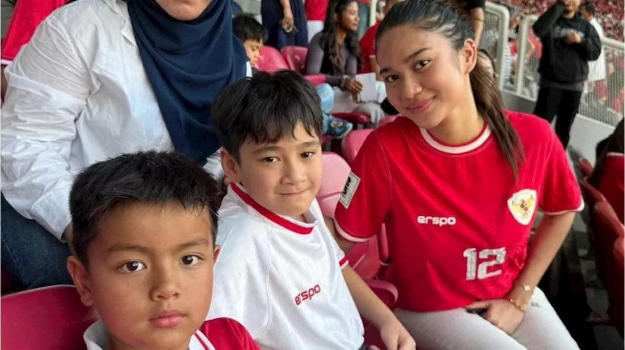 Gaya Mewah Azizah Salsha Momong Anak Nia Ramadhani di Laga Timnas, Harga Tasnya Bikin Melongo!