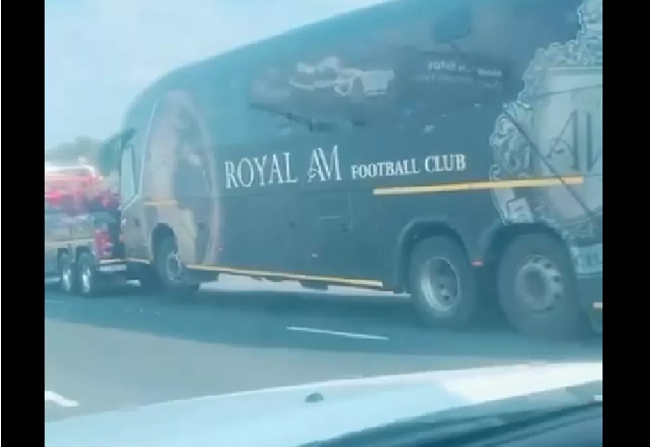 ‘Breakdown or Sars?’ MaMkhize’s Royal AM team bus gets towed away [video]