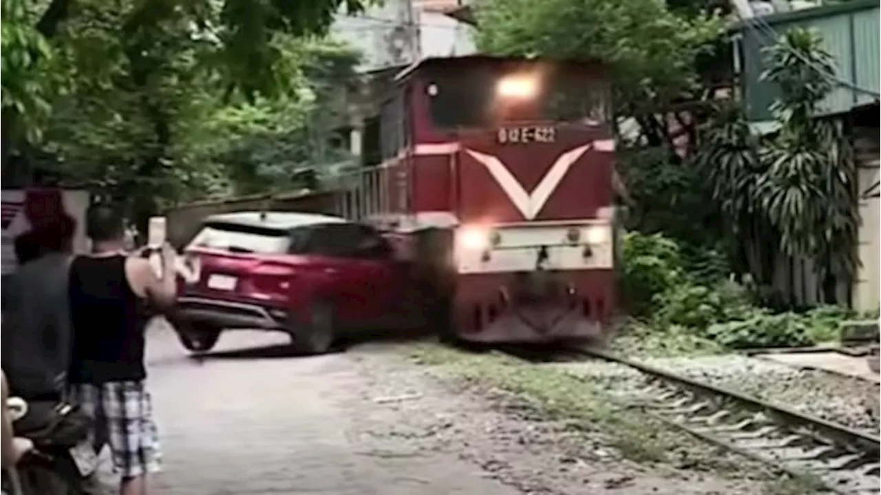 Parkir Sembarangan, Hyundai Creta Tertabrak Kereta Barang hingga Ringsek