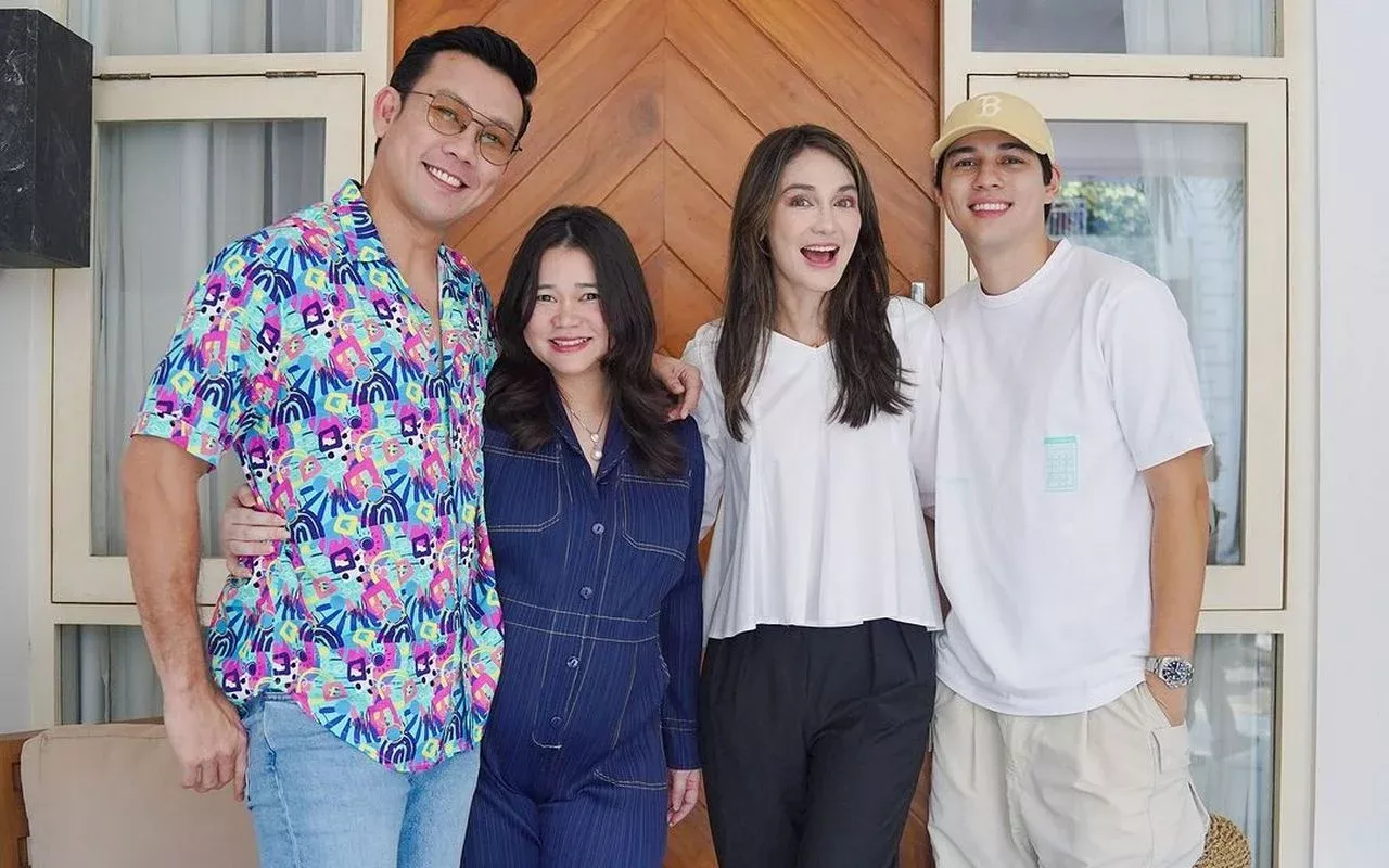 Luna Maya Larang Fans Geser Slide Foto Bareng Denny Sumargo dan Maxime Bouttier