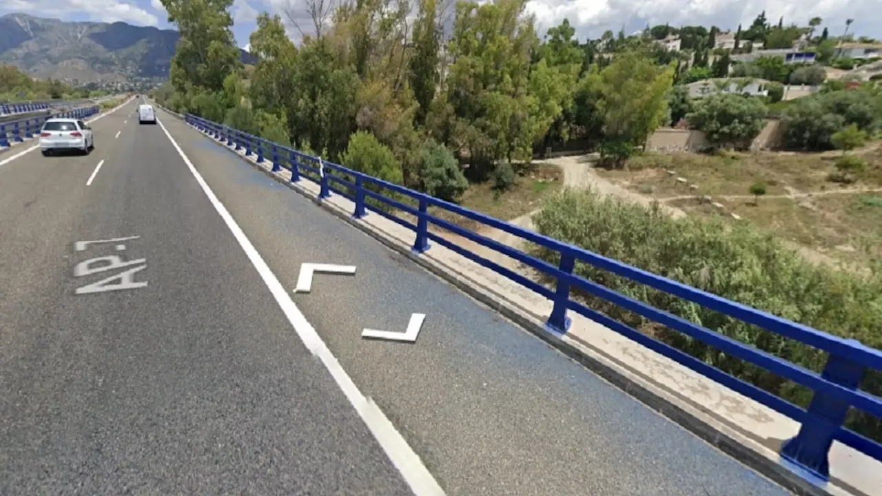 Muere un hombre tras caer su turismo por un puente de la AP-7 en Mijas